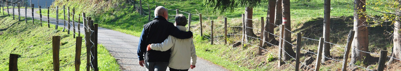 Dos personas paseando por el campo 