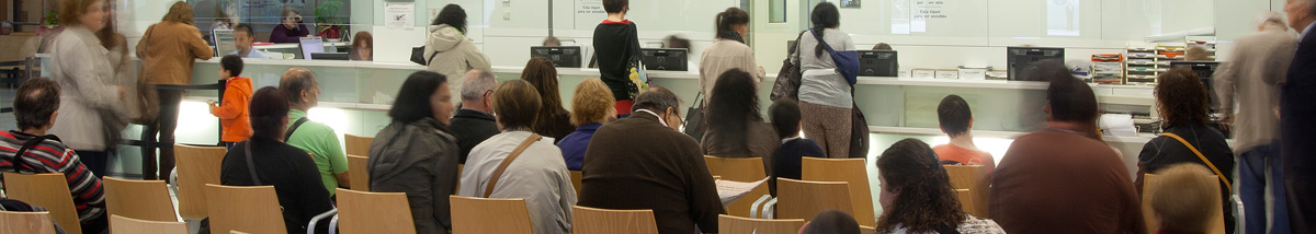 Sala d'espera a l'entrada de l'Hospital de Sabadell, amb persones esperant ser ateses 