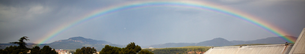 Vista des de l'edifici VII Centenari, amb un arc de Sant Martí de fons 